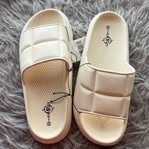 Off white puffy slide Sandals XL (9/10) NWT